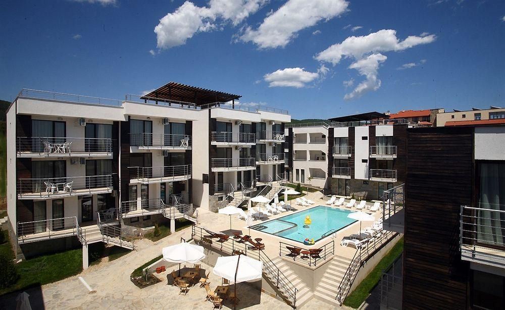 Byt se dvěma ložnicemi v moderním komplexu – plně zařízený a připravený pro váš nový život