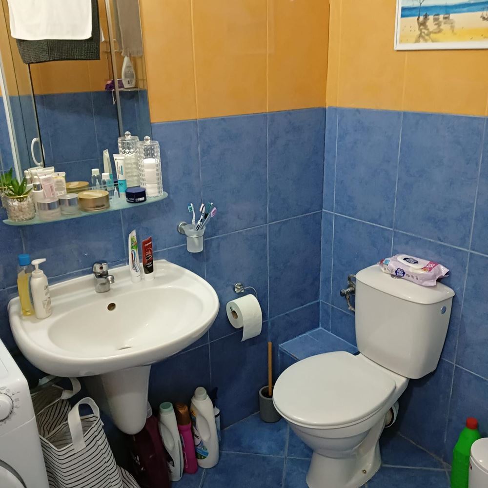 Prostorný apartmán se dvěma ložnicemi a panoramatickým výhledem na moře v Ravdě – pár metrů od pláže, plně zařízený a s výborným investičním potenciálem