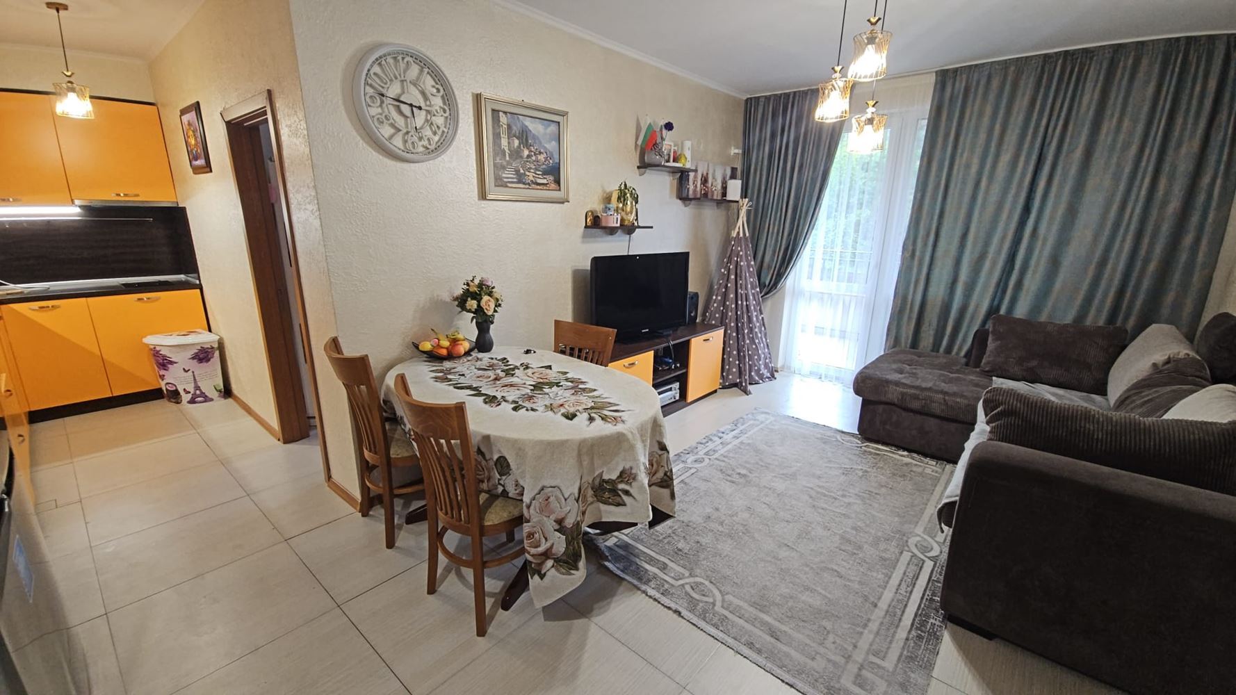 Třípokojový apartmán v uzavřeném komplexu ve Sveti Vlas – pouhých 300 m od pláže