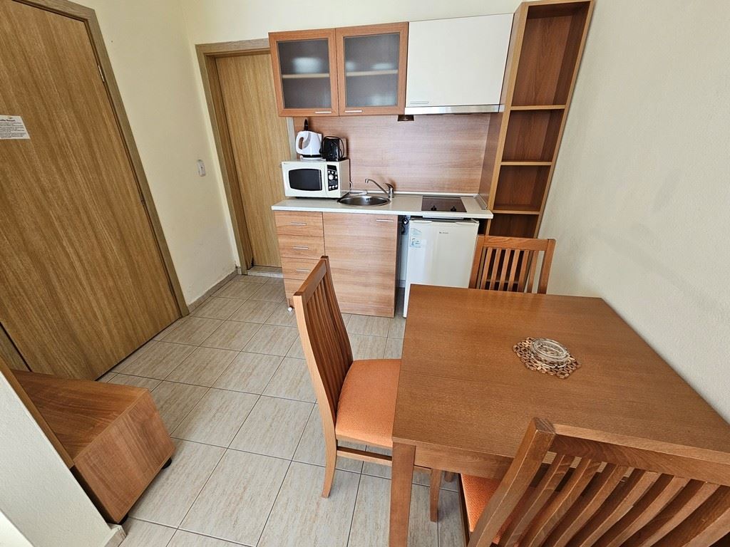 Stylové studio s panoramatickým výhledem na bazén ve Slunečném pobřeží – připraveno k bydlení i investici