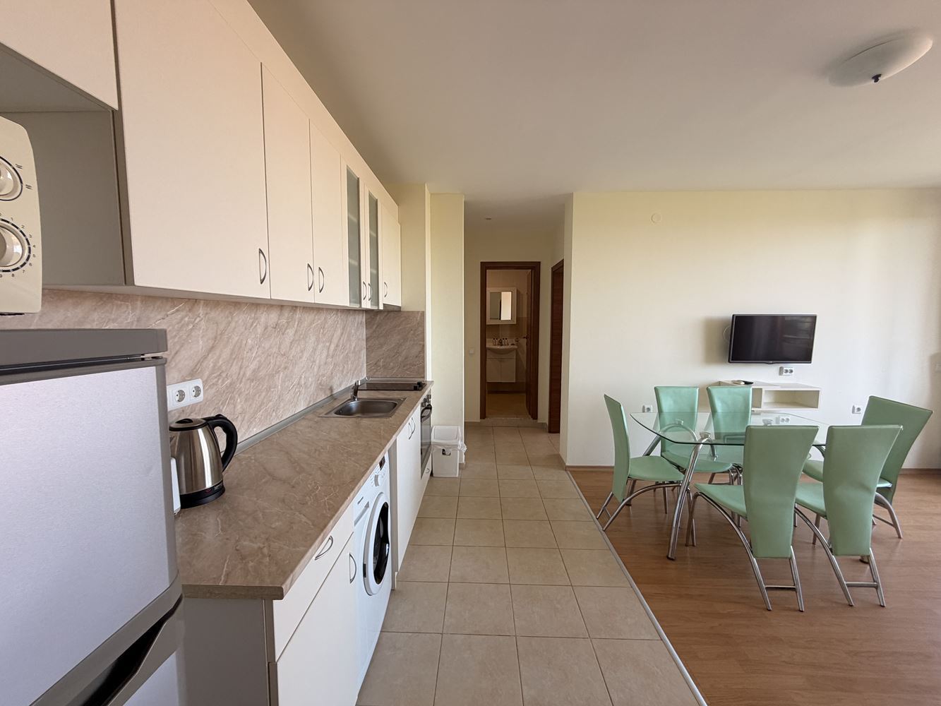 Prostorný apartmán se dvěma ložnicemi ve Slunečném pobřeží – panoramatický výhled a klidná lokalita