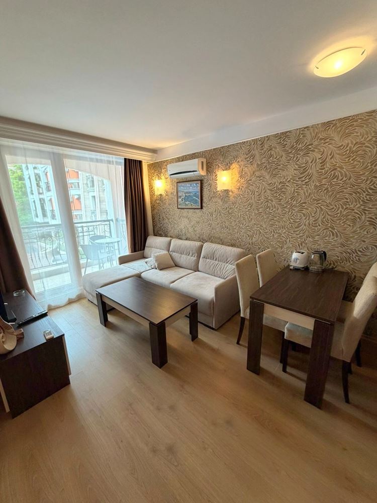 Dvouložnicový apartmán s výhledem na bazén v celoročním komplexu v srdci Slunečného pobřeží