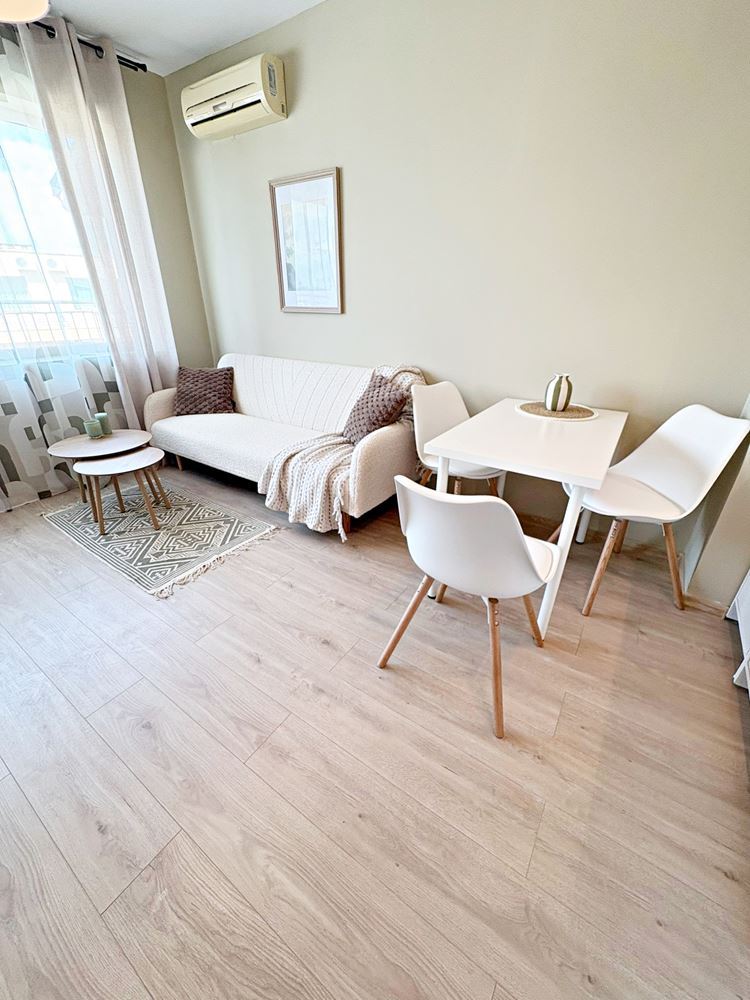 Stylový byt s jednou ložnicí s nízkým poplatkem za údržbu ve výborném komplexu na Slunečném pobřeží – připraven k nastěhování nebo investici