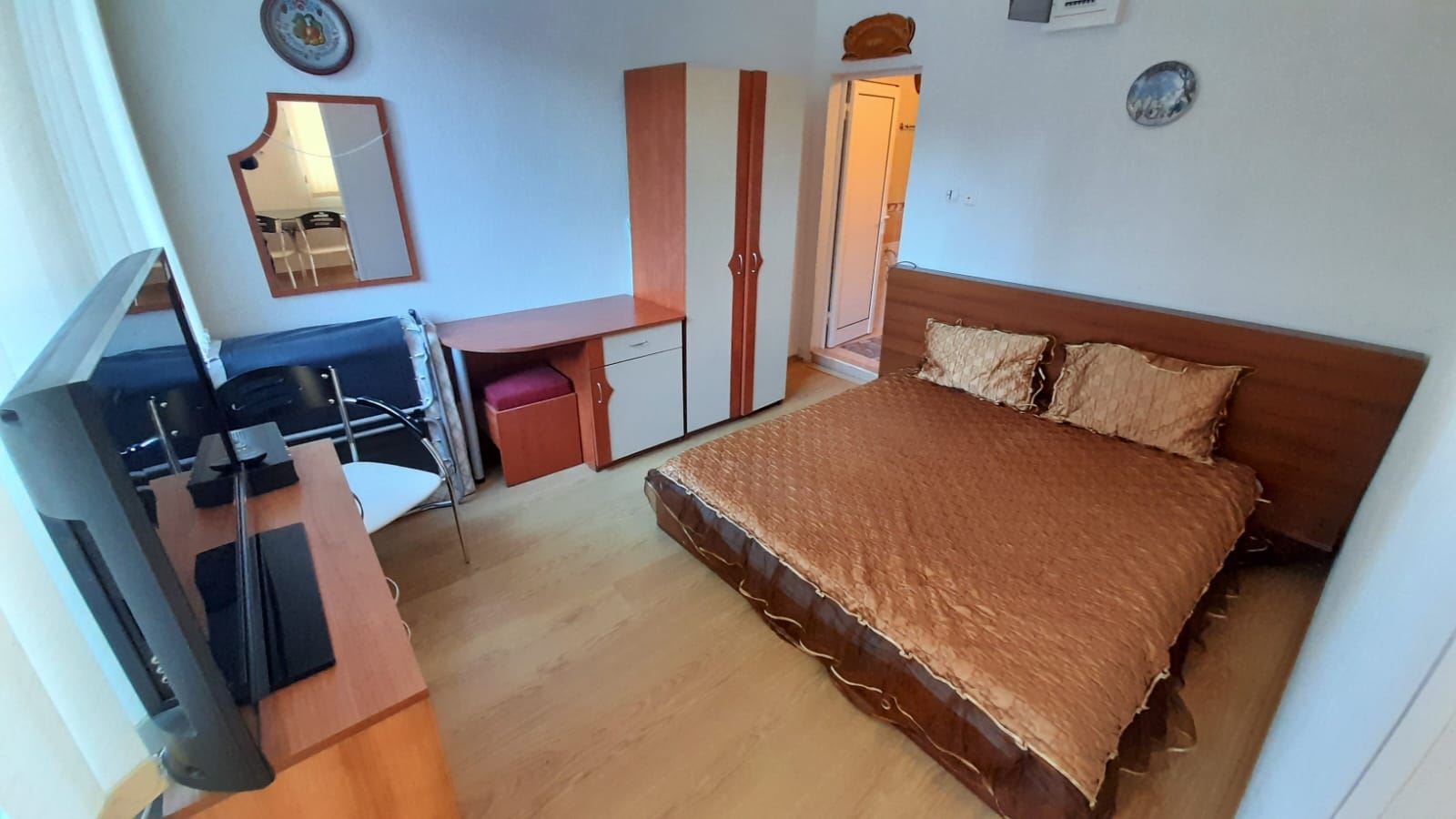 Prostorné studio s prosklenou terasou a dodatečným pokojem – klidná lokalita 500 m od pláže