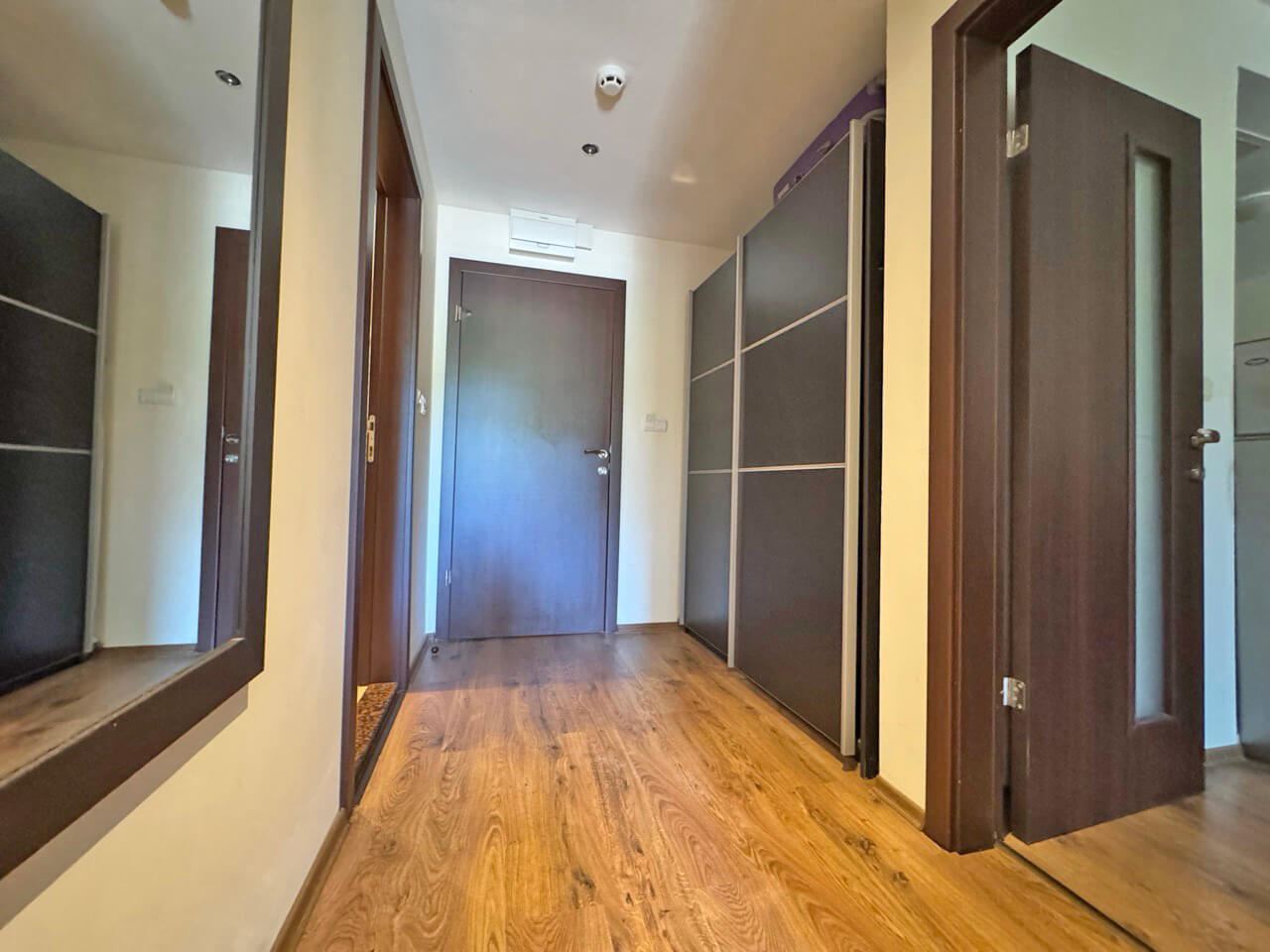 Prostorný apartmán s jednou ložnicí 200 m od moře ve Slunečném pobřeží – luxus, komfort a vynikající lokalita