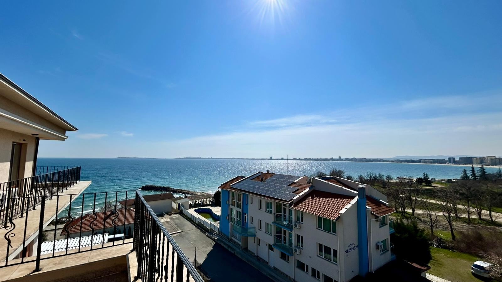 Sveti Vlas – apartmán se třemi ložnicemi s přímým panoramatickým výhledem na moře v komplexu na první linii