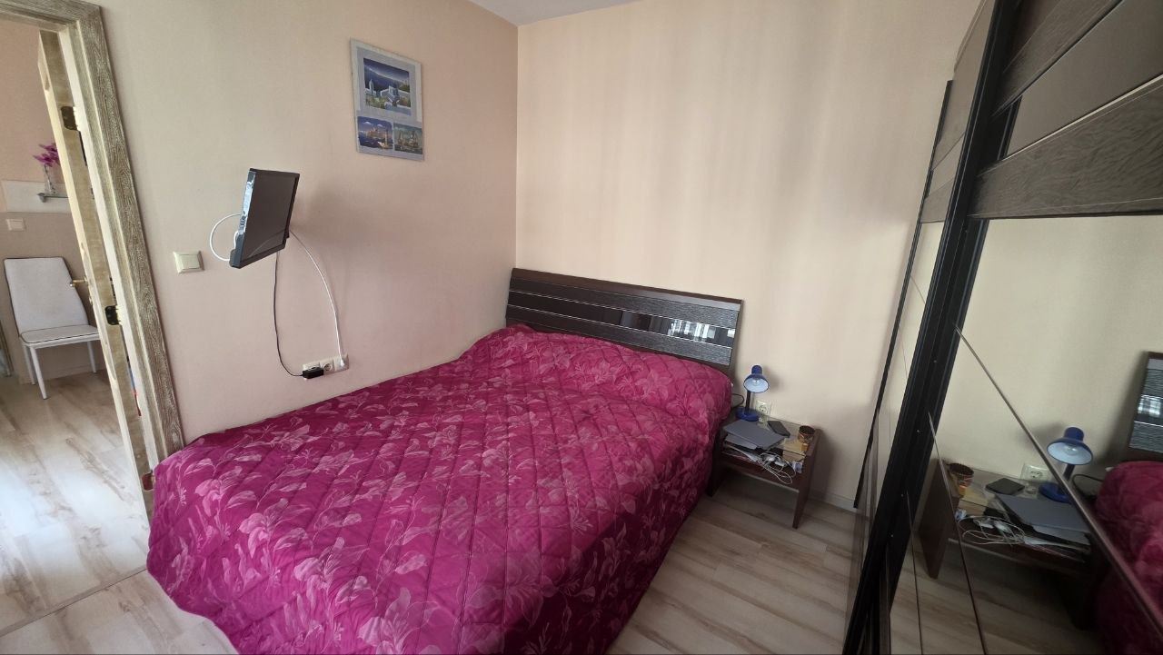 Apartmán s jednou ložnicí obklopený zelení a komfortem na Slunečném pobřeží – skvělá investice a útulný rekreační domov