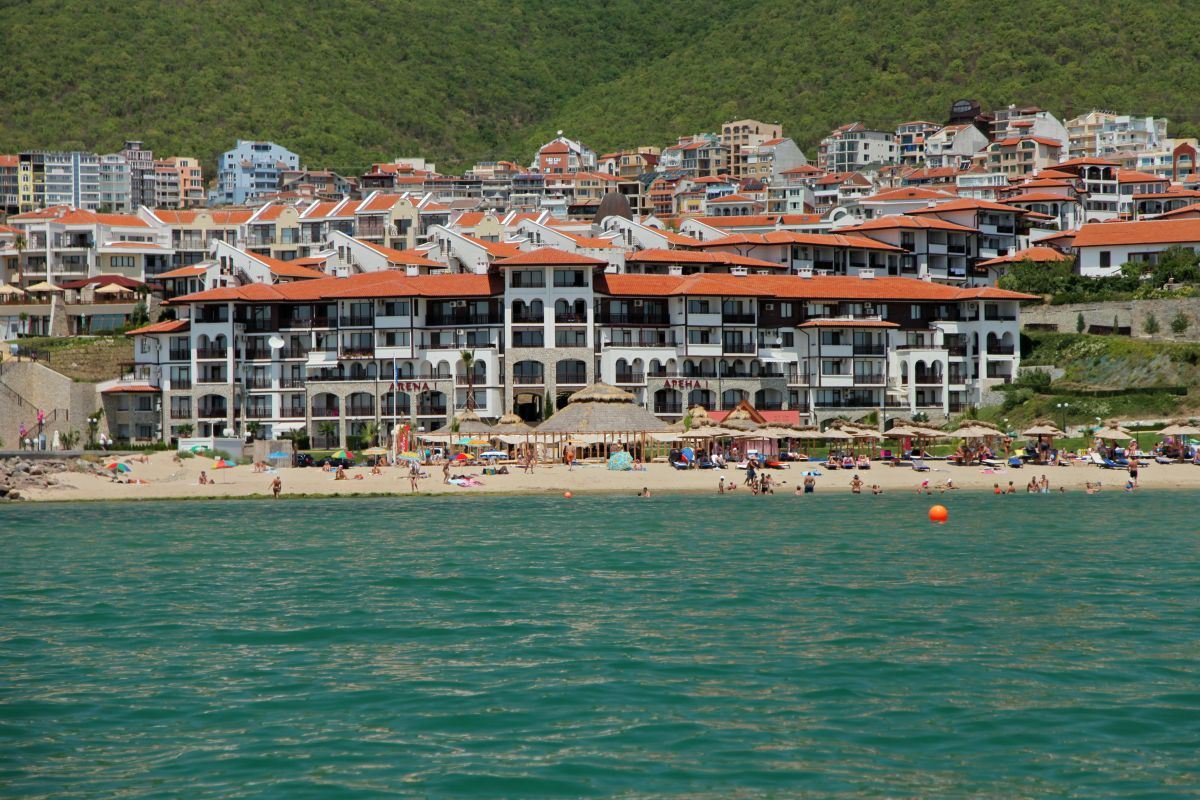 Apartmán v první linii ve Sveti Vlas – stylová nemovitost u pláže a jachetního přístavu „Marina Dinevi“