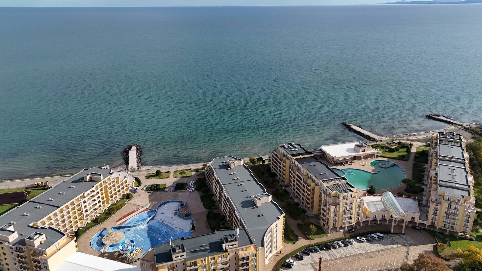 Mořský luxus v první linii – prostorný apartmán se dvěma ložnicemi a výhledem na moře v Aheloy
