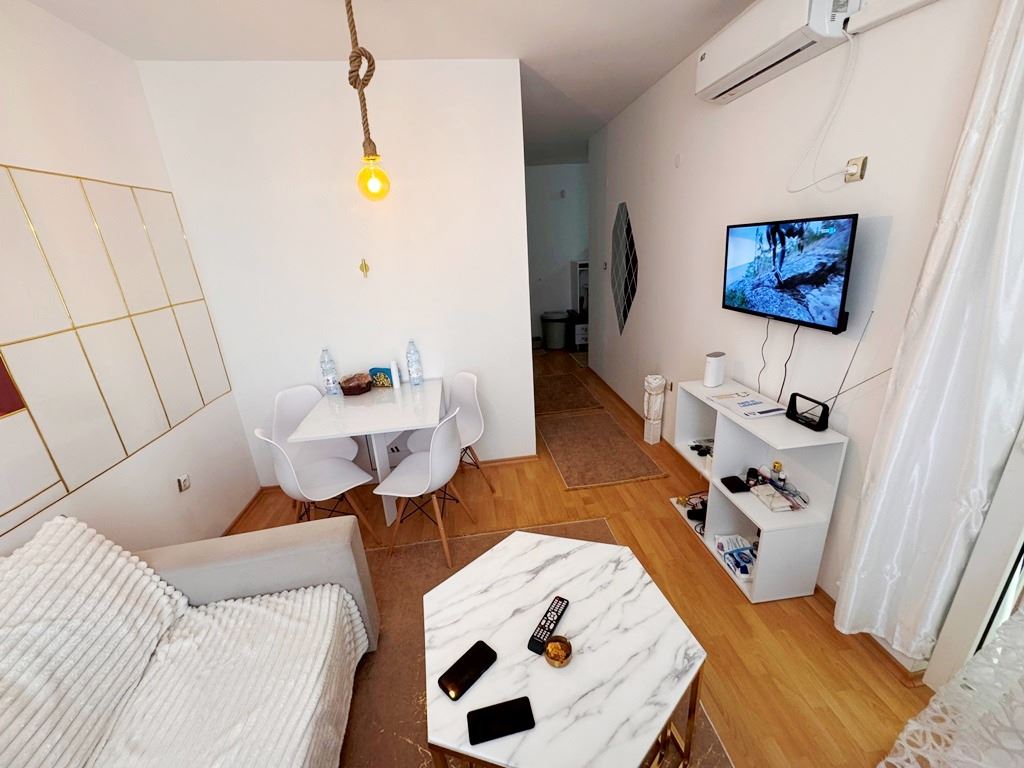 Stylový plně zařízený třípokojový apartmán ve Slunečném pobřeží v komplexu s výborným vybavením