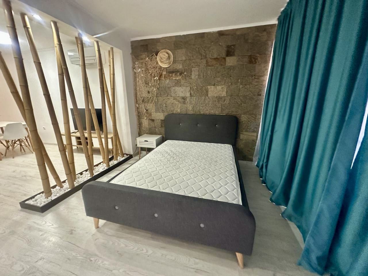 Prostorné studio v přízemí s terasou a možností přeměny na byt s jednou ložnicí – pouze 300 m od moře