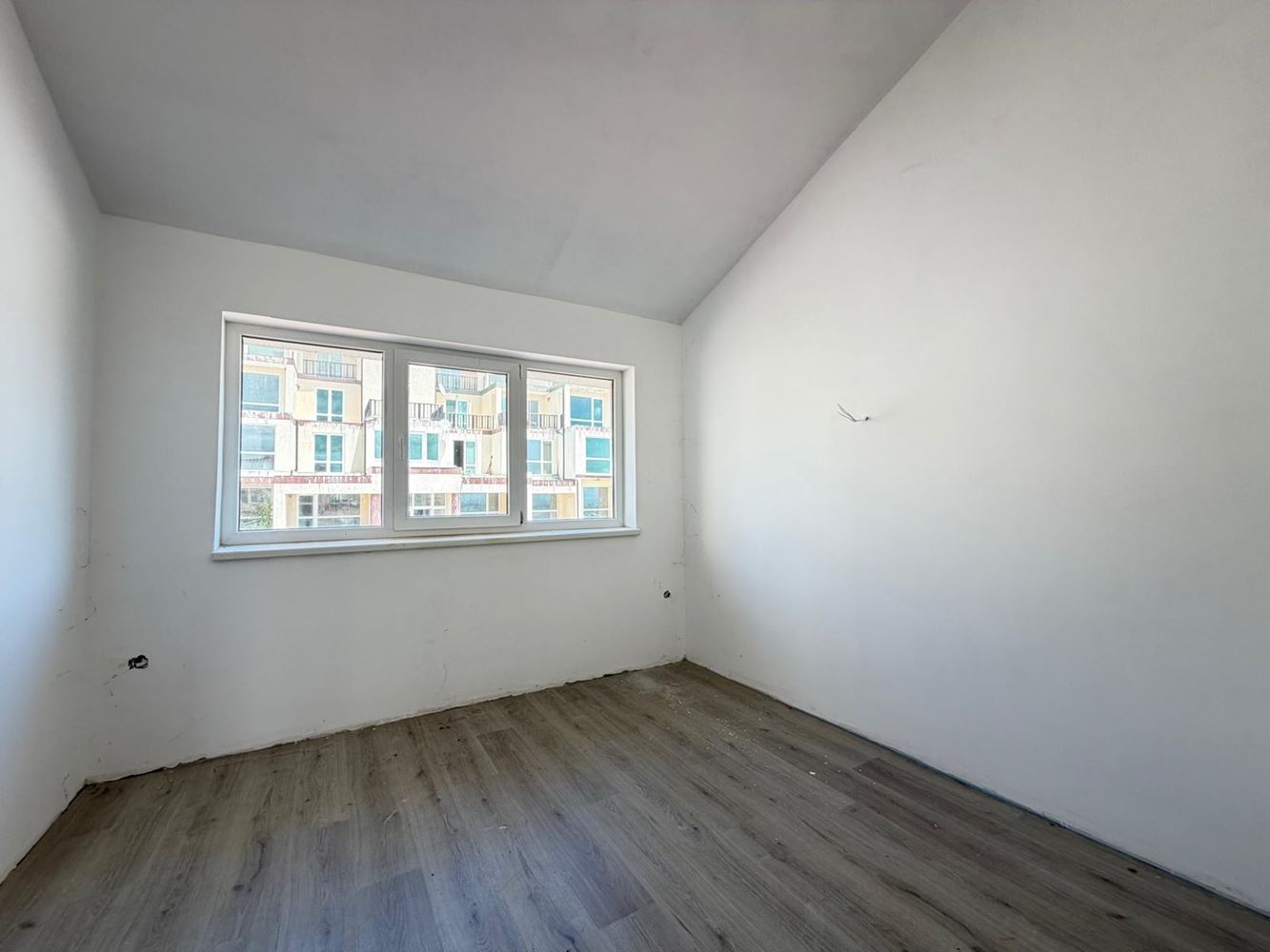 Nový apartmán s jednou ložnicí bez poplatku za údržbu v klidné oblasti u Slunečného pobřeží