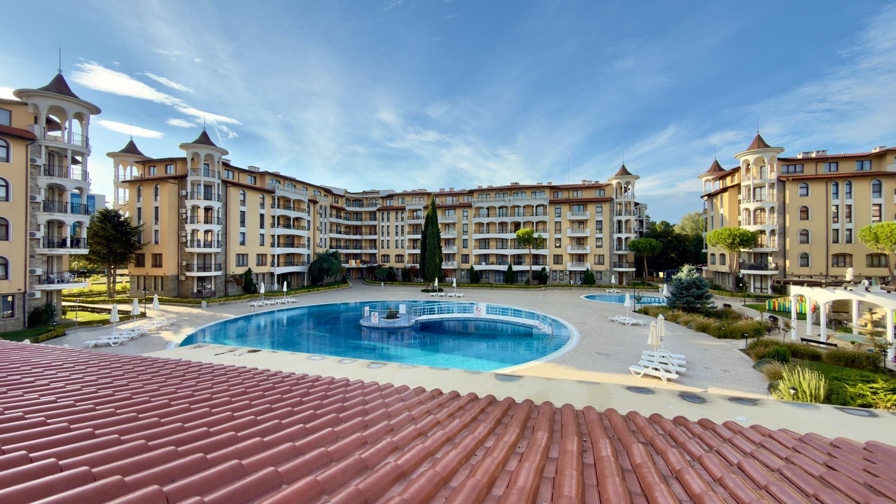 Prostorný apartmán s jednou ložnicí, velkou terasou a výhledem na bazén v Sunny Beach