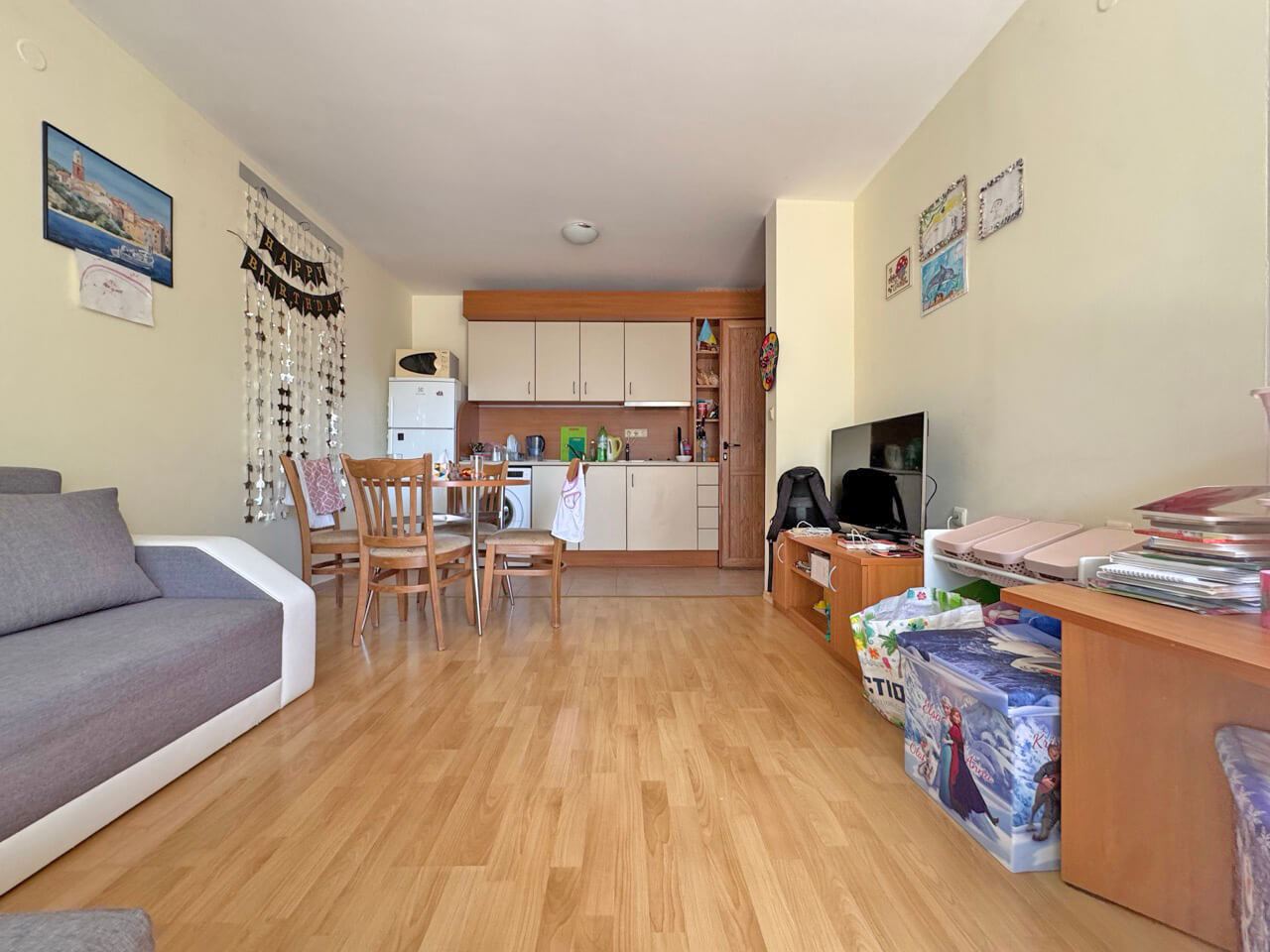 Apartmán se dvěma ložnicemi ve Slunečném pobřeží – vynikající lokalita u moře, komfort a plná připravenost k nastěhování