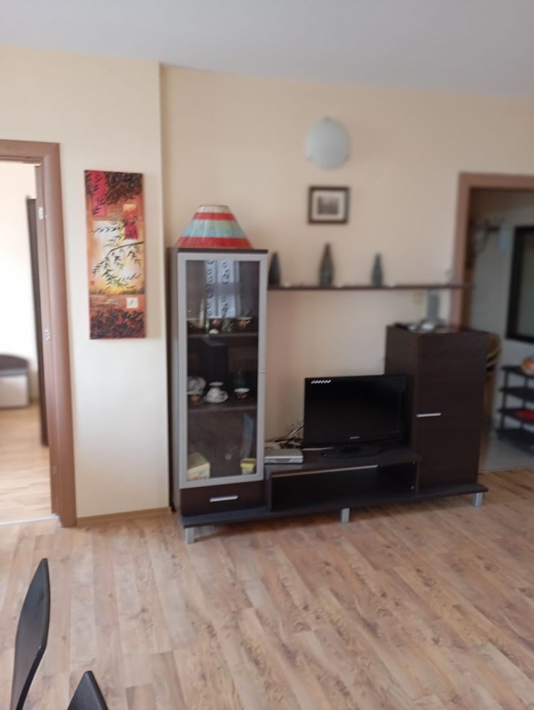 Plně zařízený dvoupokojový apartmán 200 m od pláže v Ravdě – klid, zeleň a komfort v menším komplexu