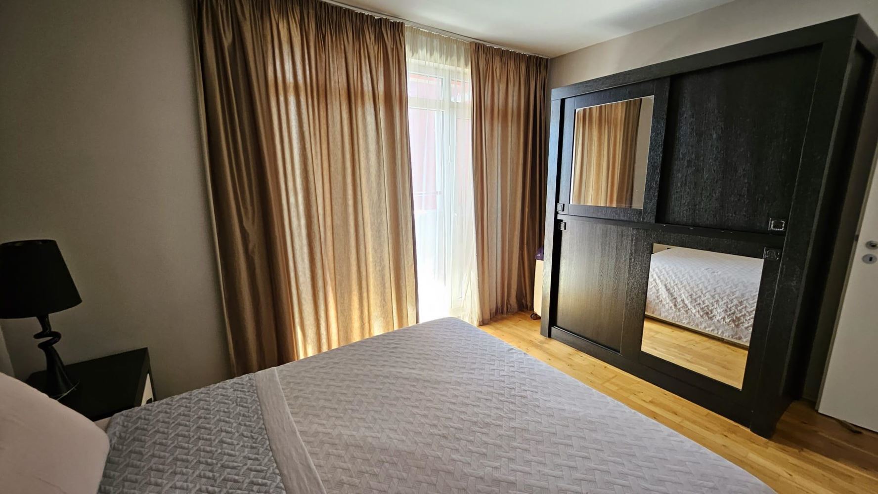 Apartmán se dvěma ložnicemi v první linii u moře v Kitenu s panoramatickým výhledem na moře a působivými terasami