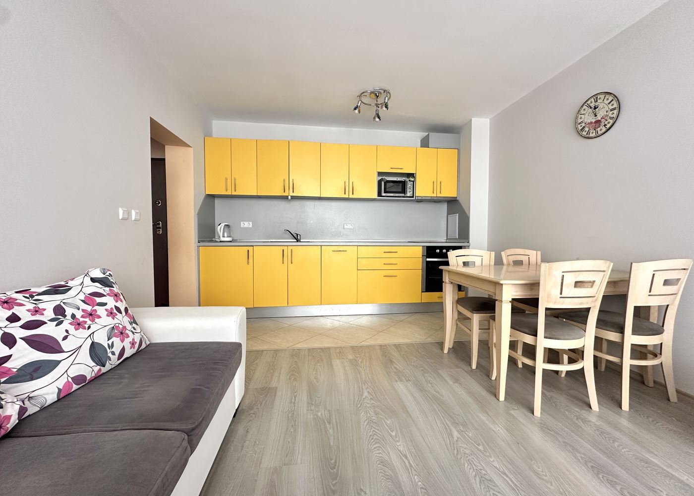 Byt s jednou ložnicí 100 m od pláže v Pomorie – komfort, pohodlí a výhled na moře