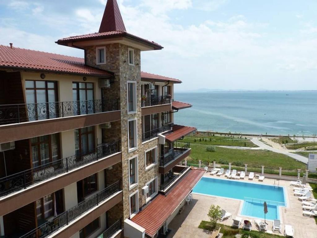 Prostorný apartmán s jednou ložnicí na první linii v malebné Ravdě