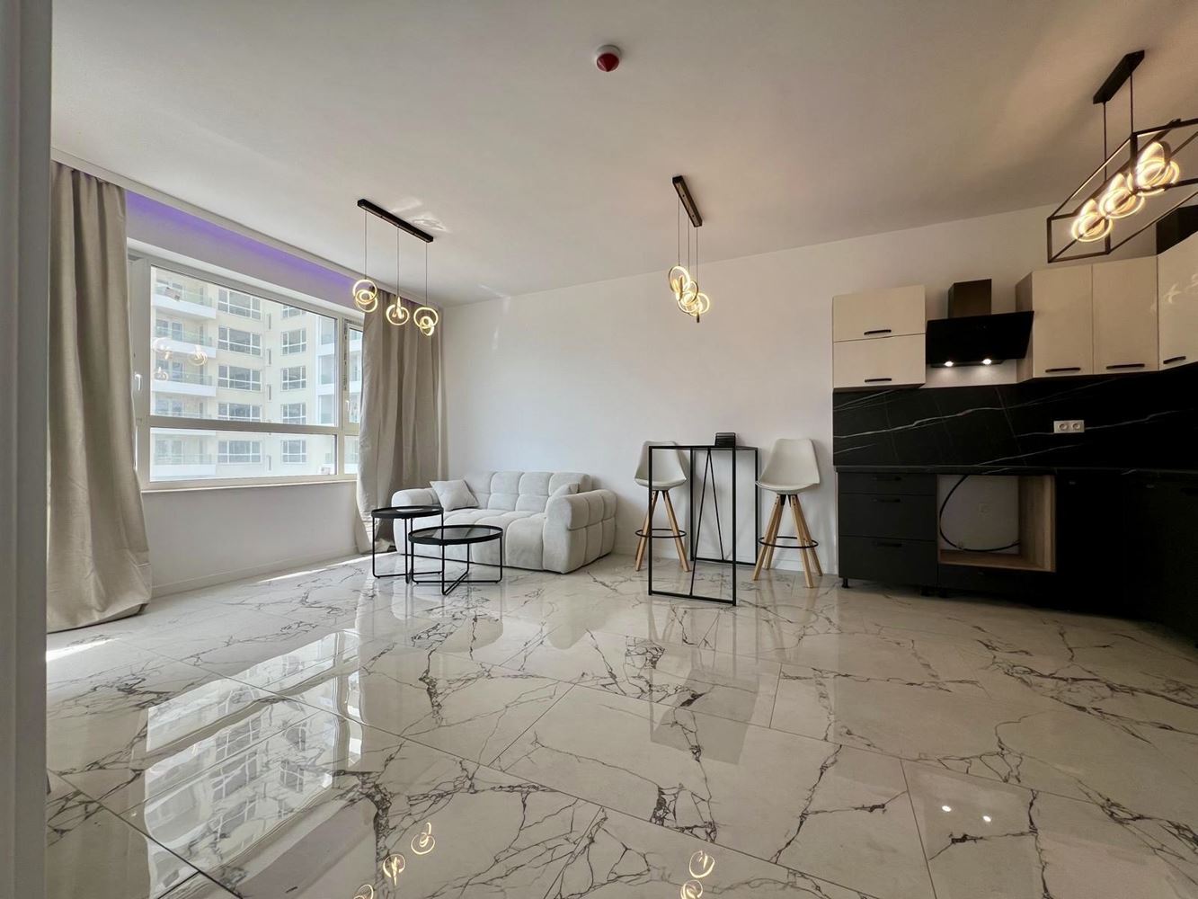 Moderní apartmán s jednou ložnicí s panoramatickým výhledem v prestižním komplexu – připraven k nastěhování