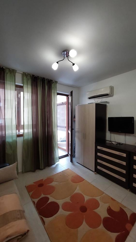 Zařízené studio ve Starém Městě Pomorie – 100 m od moře, s velkým zaskleným balkonem a výbornou polohou