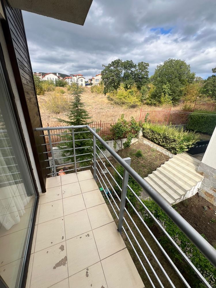 Byt se dvěma ložnicemi v moderním komplexu – plně zařízený a připravený pro váš nový život