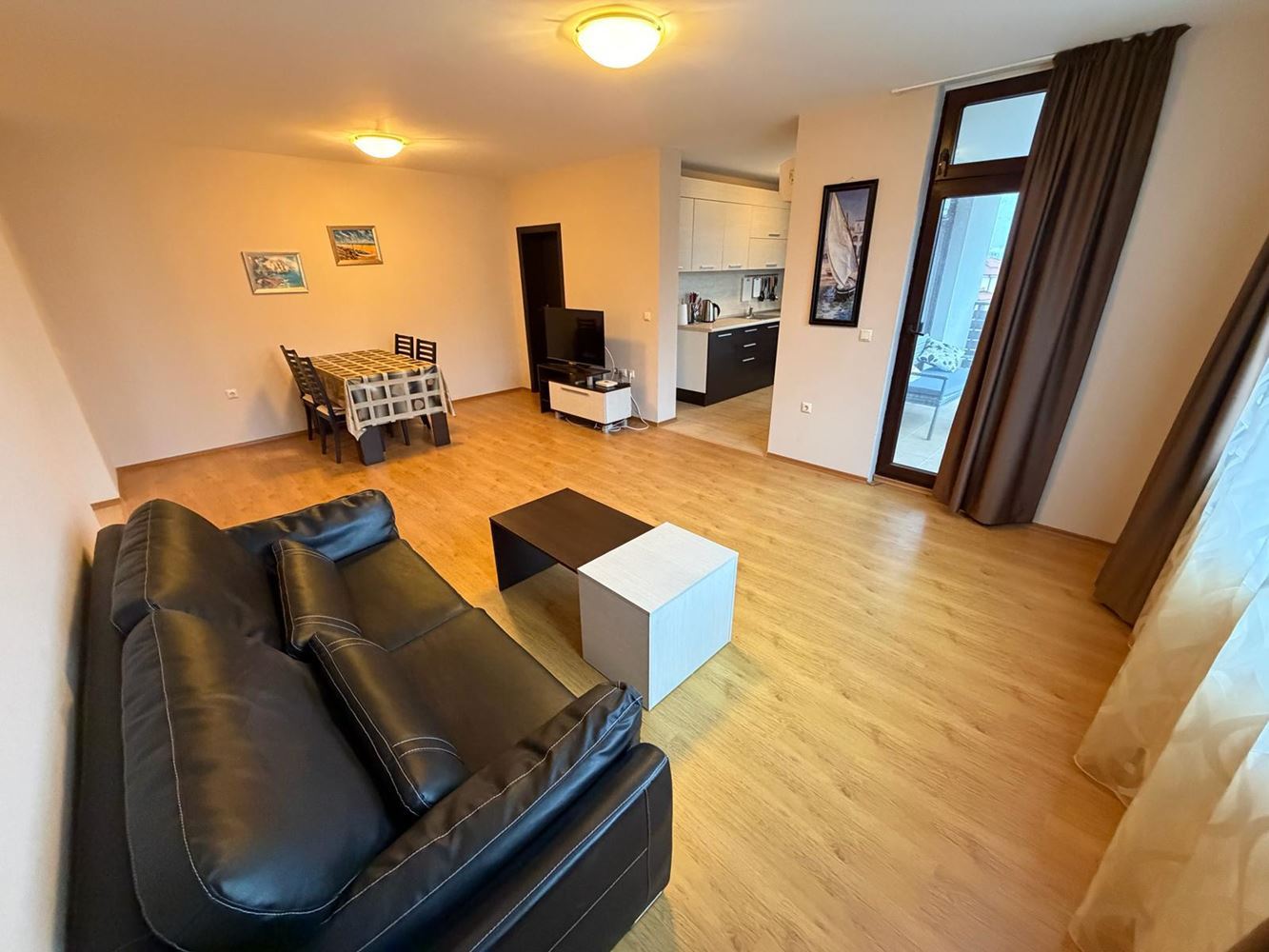 Prostorný třípokojový apartmán v Nesebaru – plně zařízený, v klidné a rychle se rozvíjející oblasti u moře