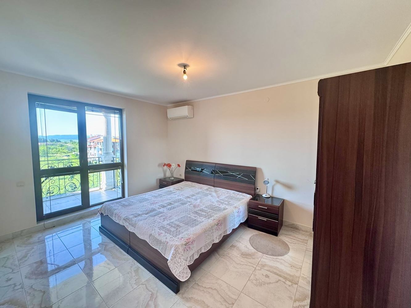 Prostorný třípokojový apartmán s panoramatickým výhledem na moře v prestižním komplexu v Nesebaru – komfort, prostor a působivé výhledy