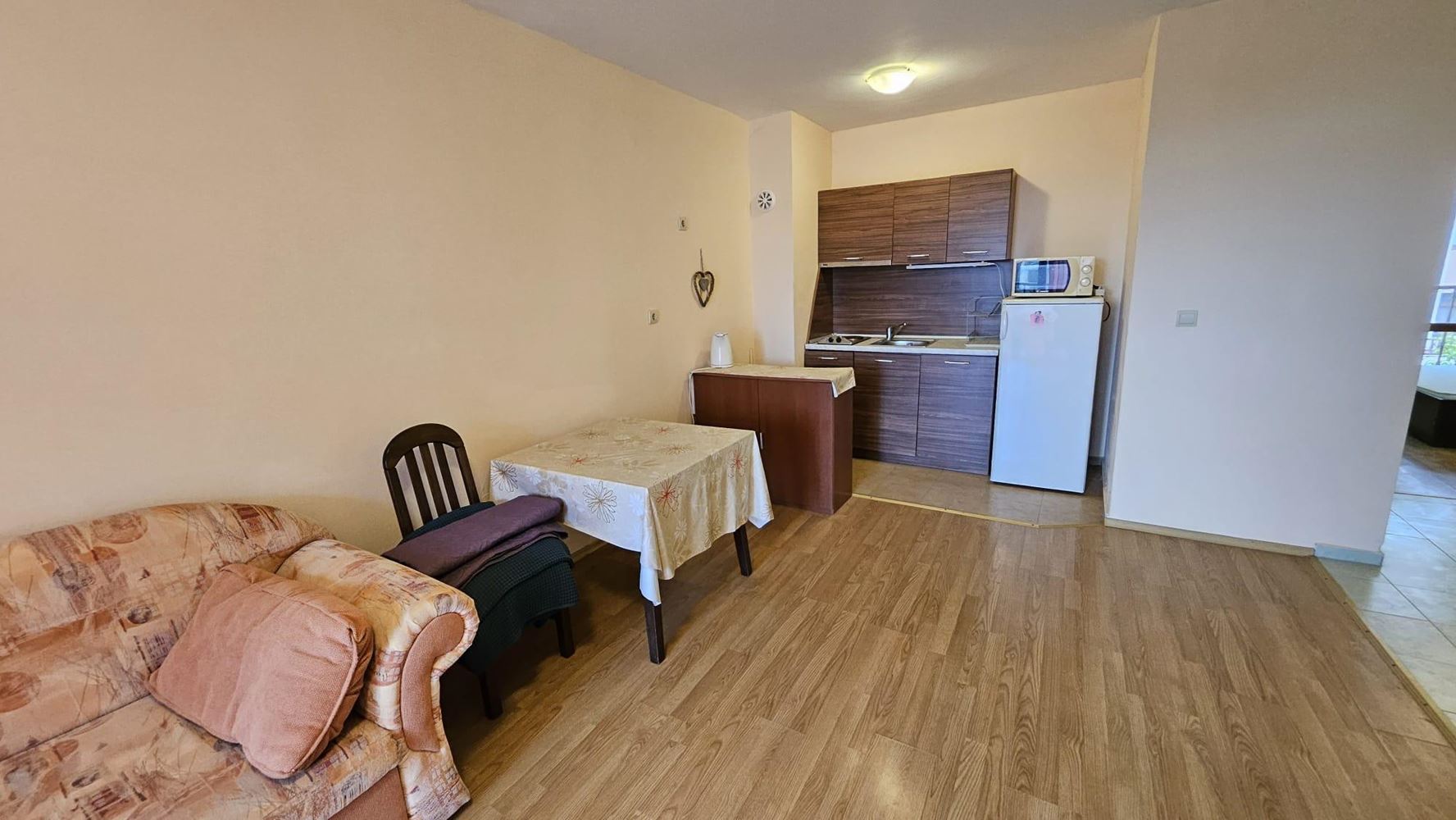Prostorný apartmán se dvěma ložnicemi v Primorsku – komfort, klid a nízký poplatek za údržbu