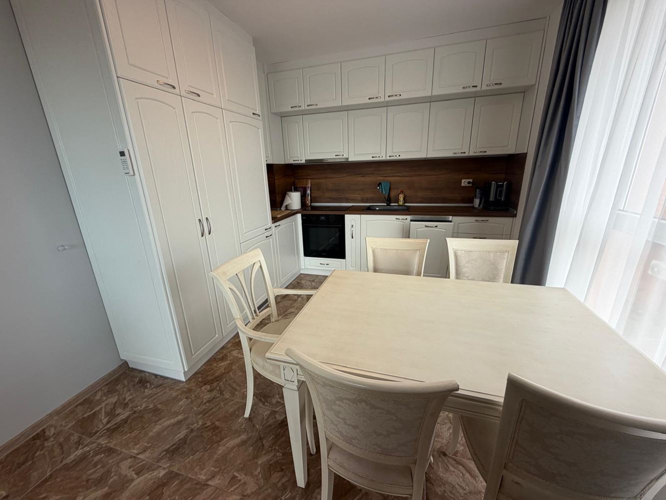 Apartmán se 2 ložnicemi v moderním komplexu s krásným zeleným prostředím v Ravdě