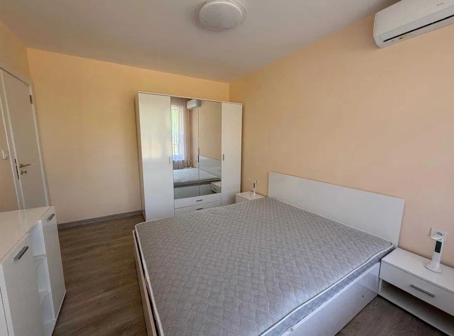 Apartmán v první linii u moře v Elenite – kompletní rekonstrukce, elektřina pro běžné bydlení a přímý přístup na pláž