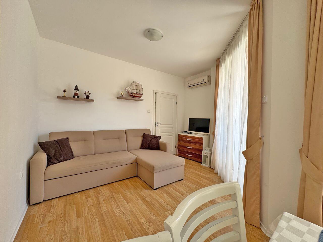 Elegantní apartmán s jednou ložnicí s výhledem na bazén v luxusním komplexu na Slunečném pobřeží
