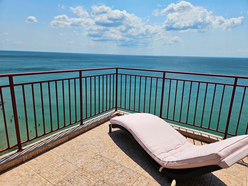 Luxusní panoramatický apartmán na první linii u moře se dvěma ložnicemi a obrovskou terasou