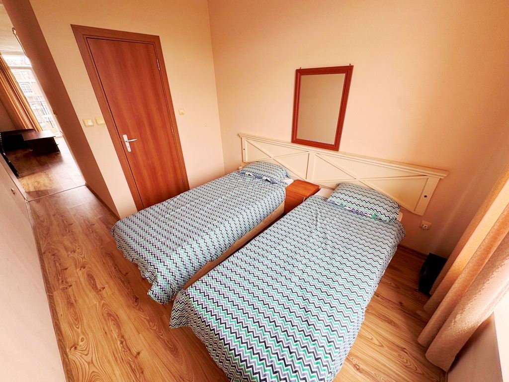 Dvoupokojový apartmán s výhledem na bazén v prestižním komplexu ve Slunečném pobřeží