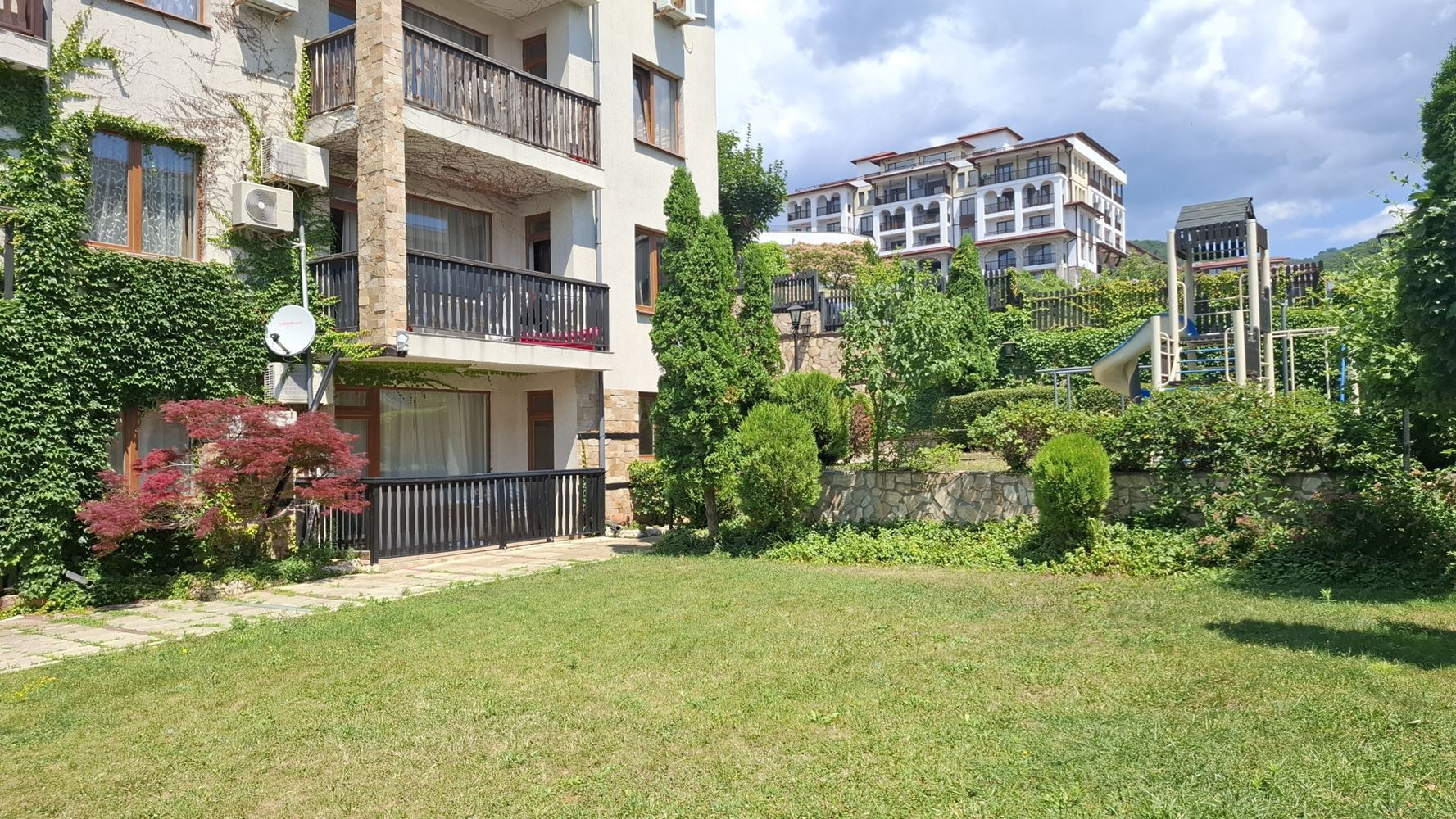 Luxusní apartmán se dvěma ložnicemi v první linii u moře ve Svatém Vlasu – jedinečná mořská atmosféra a prestižní komfort