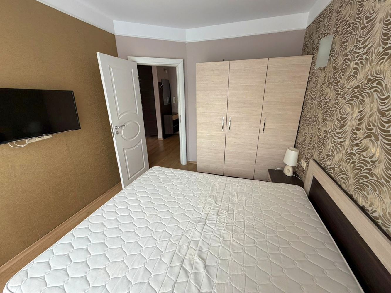 Dvouložnicový apartmán s výhledem na bazén v celoročním komplexu v srdci Slunečného pobřeží