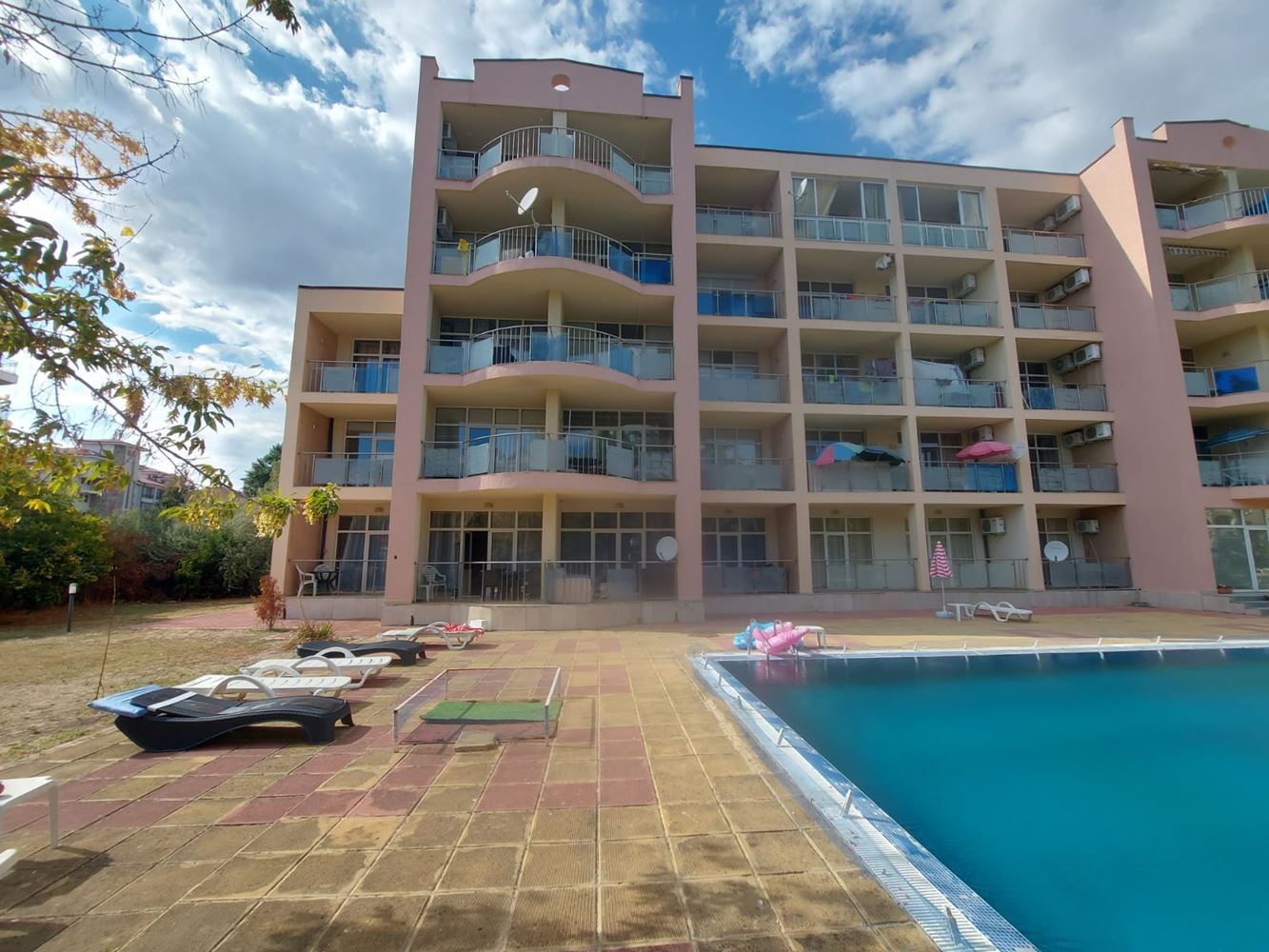 Prostorný dvoupokojový byt v přízemí s výhledem na bazén v Slunečném pobřeží – zařízený a připravený k nastěhování