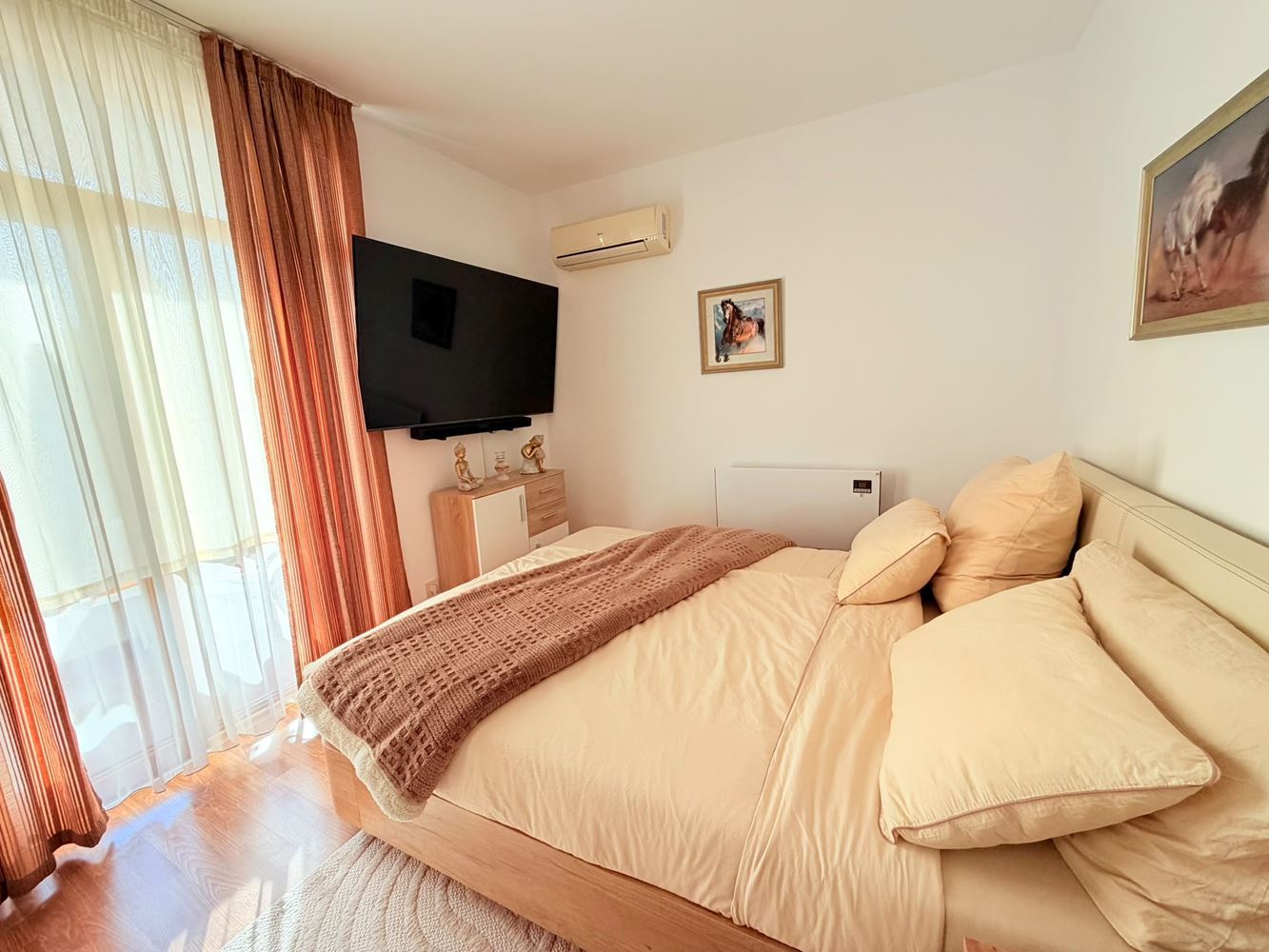 Luxusní apartmán se dvěma ložnicemi a výhledem na bazén v Aheloy – kompletně zařízený a připravený k nastěhování