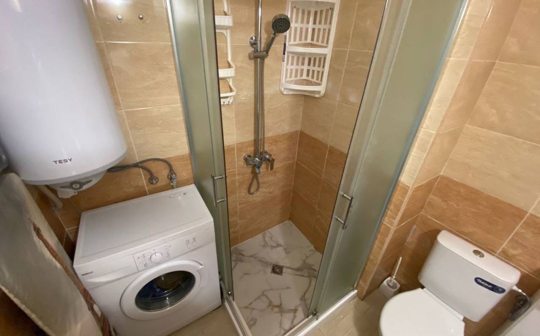 Apartmán se dvěma ložnicemi 50 metrů od pláže v Ravdě – moderní budova, komfort a vynikající poloha
