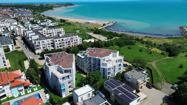 Dvoupokojový apartmán v první linii v Sarafovu – komfort, styl a přímořská atmosféra v komplexu