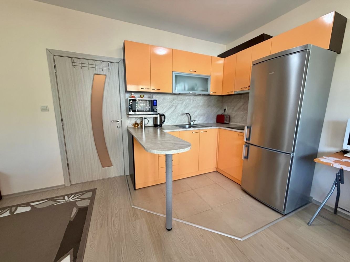 Sarafovo – prostorný apartmán s jednou ložnicí, Aktem 16, minimálním poplatkem za údržbu a kompletním vybavením