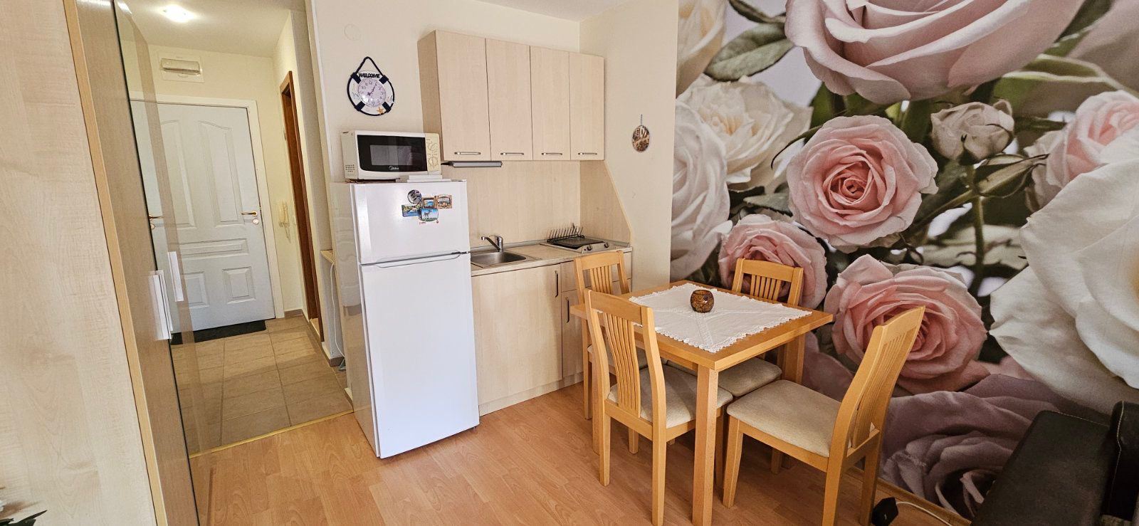 Stylové studio s terasou a vynikajícím vybavením ve Slunečném pobřeží