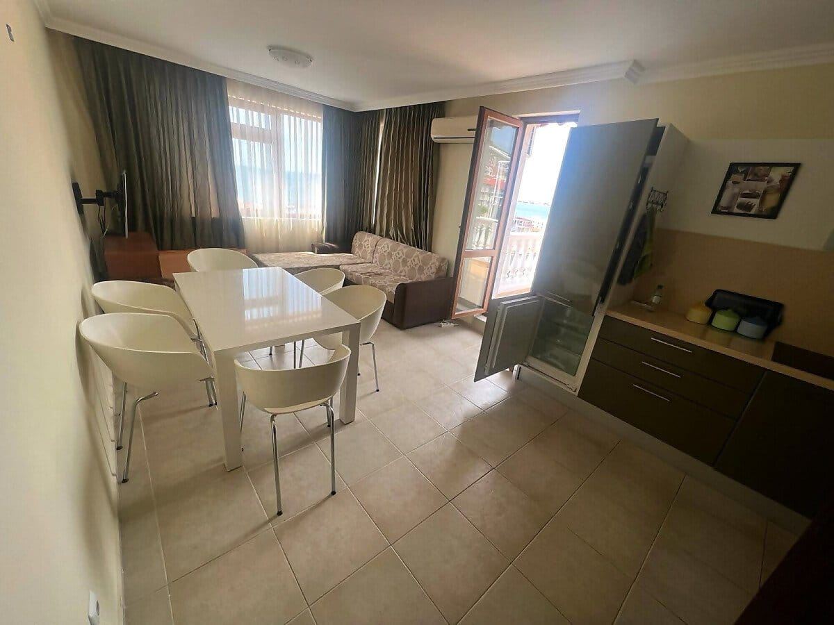 Prostorný čtyřpokojový apartmán s jedinečným panoramatickým výhledem na celý záliv ve Sveti Vlas