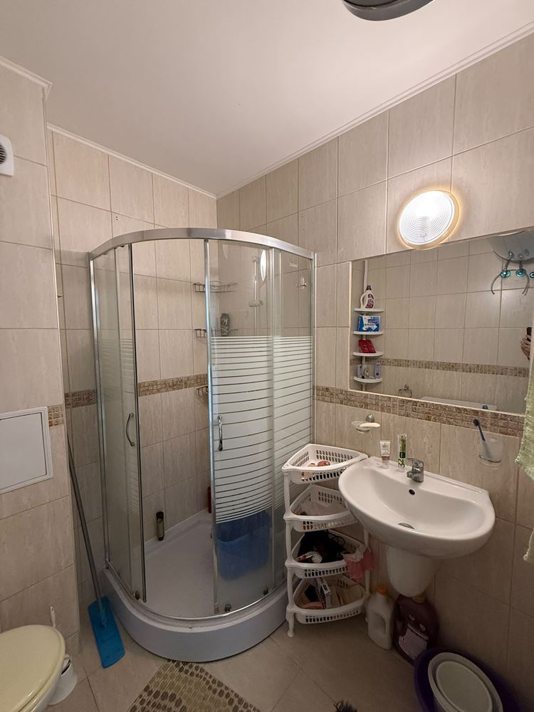 Apartmán s jednou ložnicí uprostřed zeleně v komplexu s bazénem a dětským hřištěm