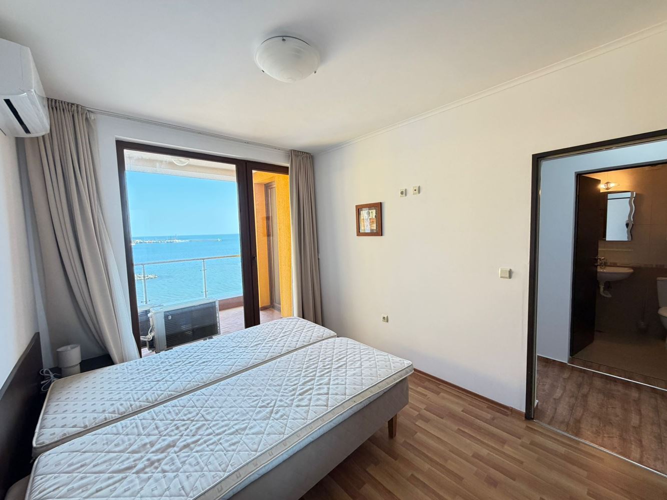 Apartmán se dvěma ložnicemi a přímým výhledem na moře v první linii u moře v Nesebaru
