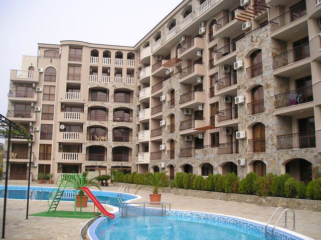 Prostorný apartmán s jednou ložnicí v celoročním komplexu – vynikající volba pro bydlení a investici