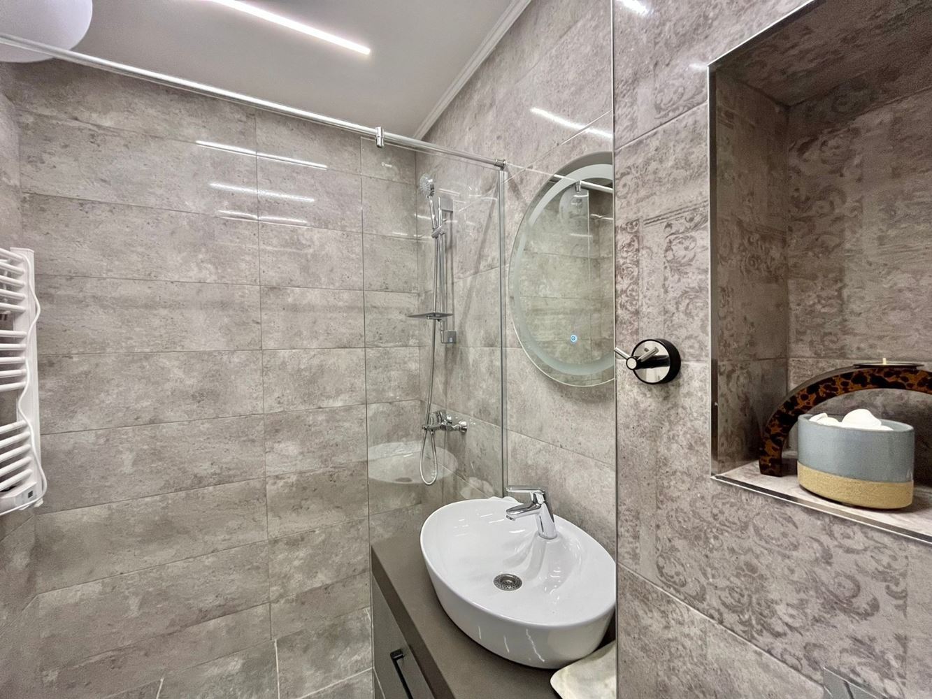 Dvouúrovňový apartmán se dvěma ložnicemi v centru Ravdy – luxus, komfort a vynikající poloha u moře