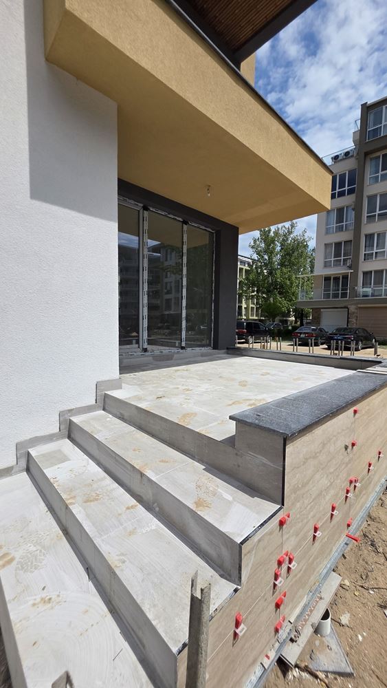 Moderní třípokojový apartmán s parkovacím místem v novém komplexu na Slunečném pobřeží