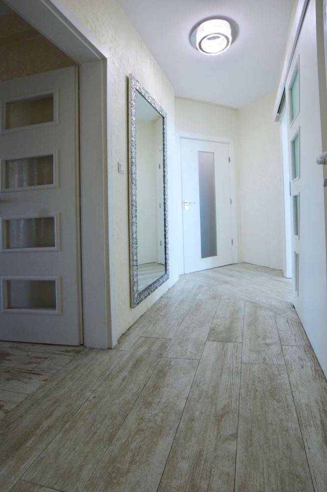 Luxusní třípokojový apartmán s výhledem na moře na první linii v Ravdě – 114 m², dvě terasy a maximální komfort
