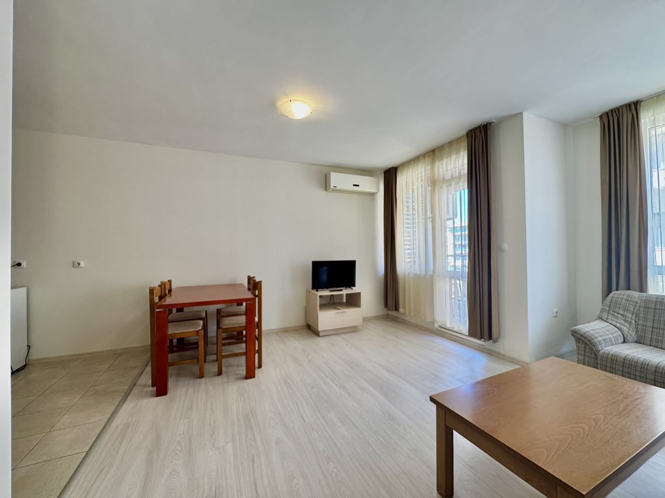 Objevte svůj nový domov u moře - apartmán se dvěma ložnicemi v centrální části Slunečného pobřeží
