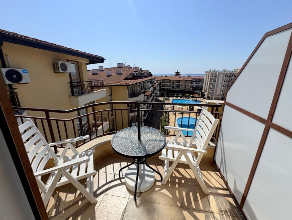 Apartmán se dvěma ložnicemi ve Sveti Vlas – panoramatické výhledy a pohodlí v uzavřeném komplexu
